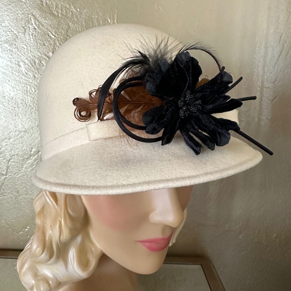 JAUNTY 1960s\' WINTER WHITE FELT CAP WITH BLACK & BROWN FEATHER TRIM main image 7